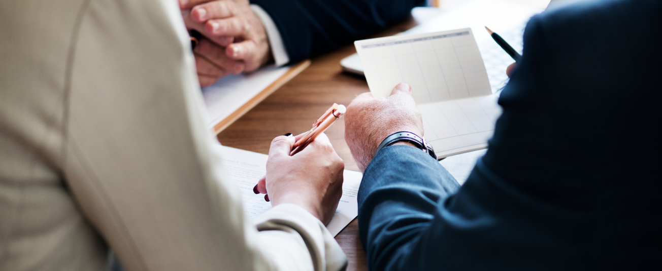 Pessoas analisando documentos